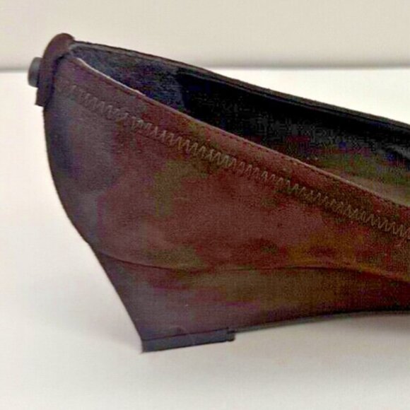 STUART WEITZMAN Women’s 9 Dark Brown Suede Pleated Gold Bow Wedge Heel Shoes - Picture 8 of 16